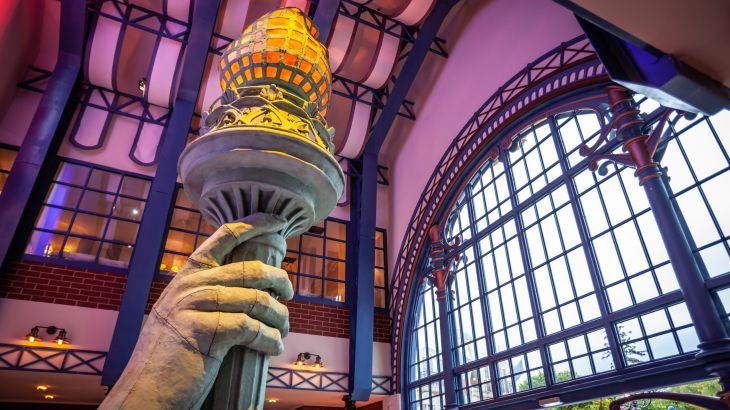 Der neu gestaltete Wartebereich der Eurosat mit dem Arm der Freiheitsstatue in der Mitte des Raumes.