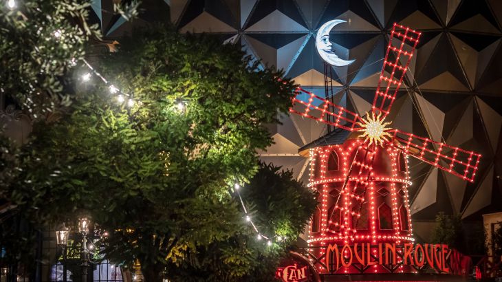 Der beleuchtete Eingang des Eurosat - CanCan Coaster am Abend.