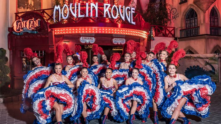 Moulin-Rouge-Tänzerinnen machen ein Gruppenfoto vor dem Eingang der neuen Eurosat.