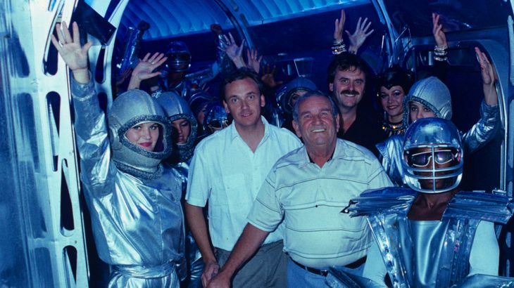 Gruppenfoto von Franz Mack (mittig), Roland Mack (rechts) und Jürgen Mack (links) zur Eröffnung der Eurosat.