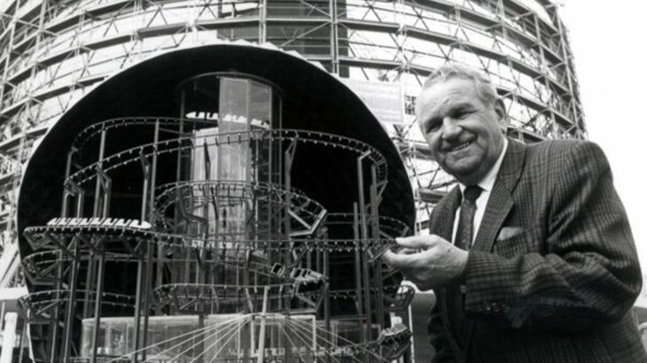 Franz Mack präsentiert das Modell der Eurosat vor der Baustelle im französischen Themenbereich.