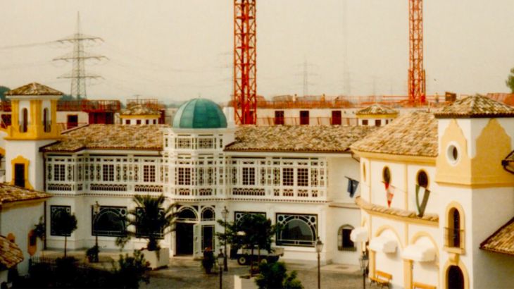 Baustelle des spanischen Themenbereichs mit dem Hotel "El Andaluz'' im Hintergrund.