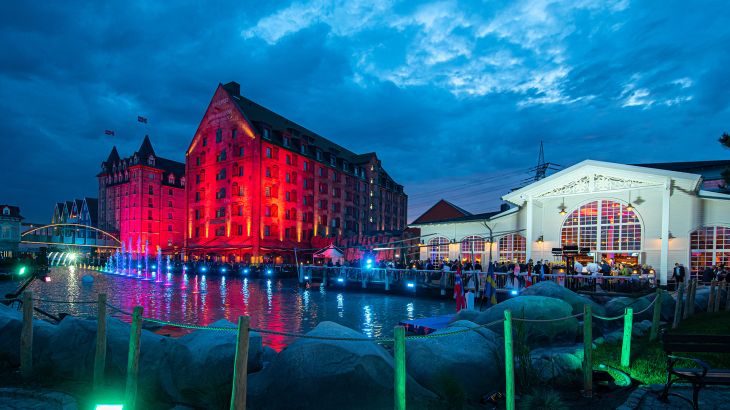 Der See am Hotel „Krønasår“ bunt beleuchtet am frühen Abend.