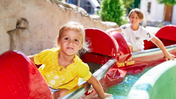 Zwei Kinder haben Spaß in der Attraktion Quipse Paddle Boats.