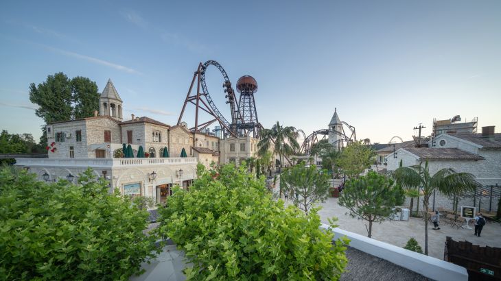 Panoramafoto des neuen kroatischen Themenbereichs mit vielen grünen Pflanzen und authentischen Gebäuden während des Sonnenuntergangs.