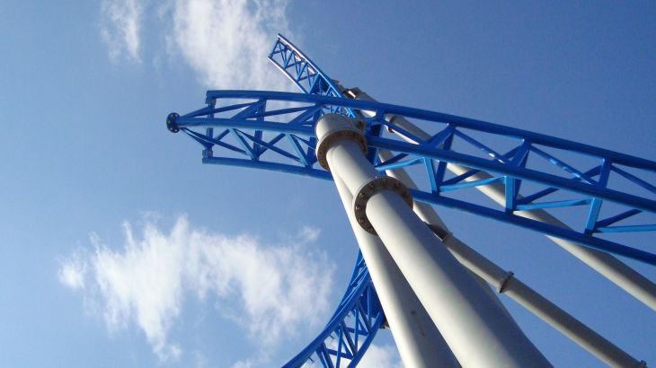 Der unfertige Looping des blue fire Megacoaster.
