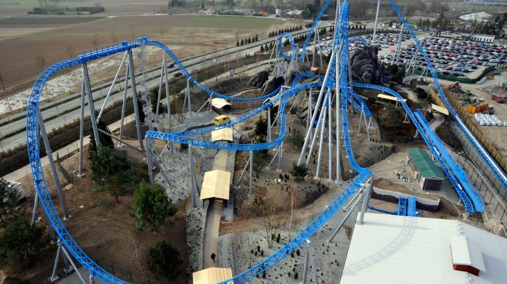 Die Baustelle des blue fire Megacoaster von oben zeigt den gesamten Streckenverlauf der Bahn.