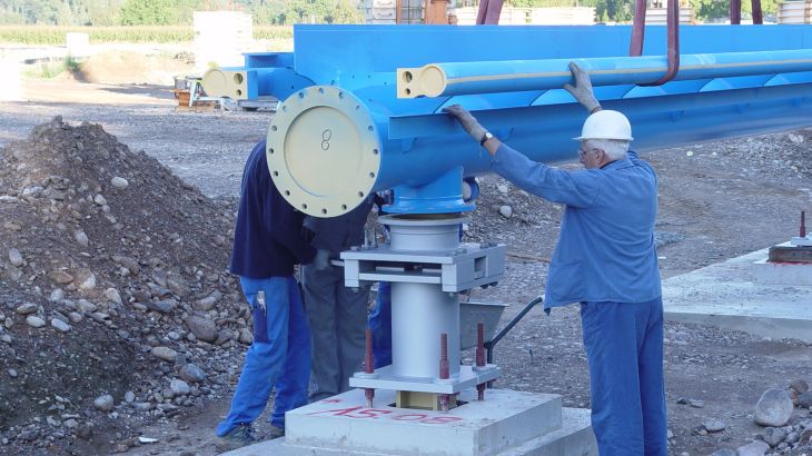 Zwei Bauarbeiter installieren eine Schiene des blue fire Megacoaster.