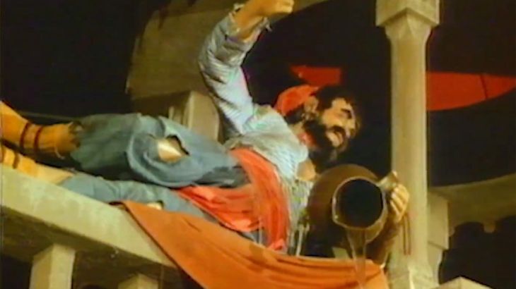 Piraten Animatronic liegt seitlich auf der Reling eines Piratenschiffes und hat einen Kelch in der Hand.