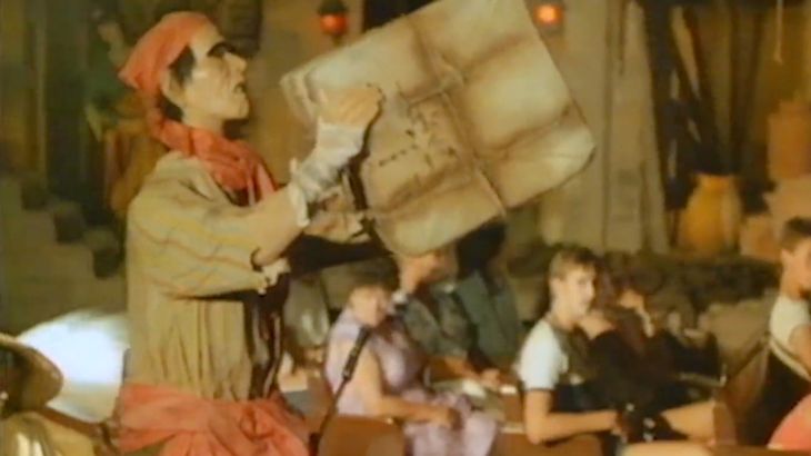 Piraten Animatronic mit einem Paket in der Hand.