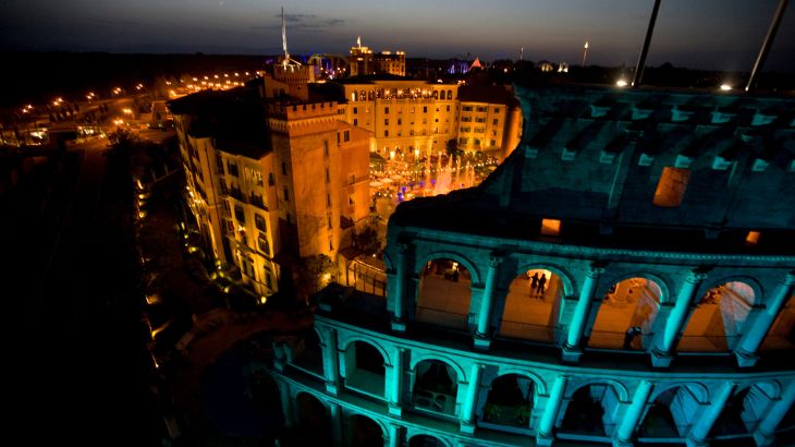 Das Hotel "Colosseo" ist bei Nacht in verschiedenen Farben beleuchtet.