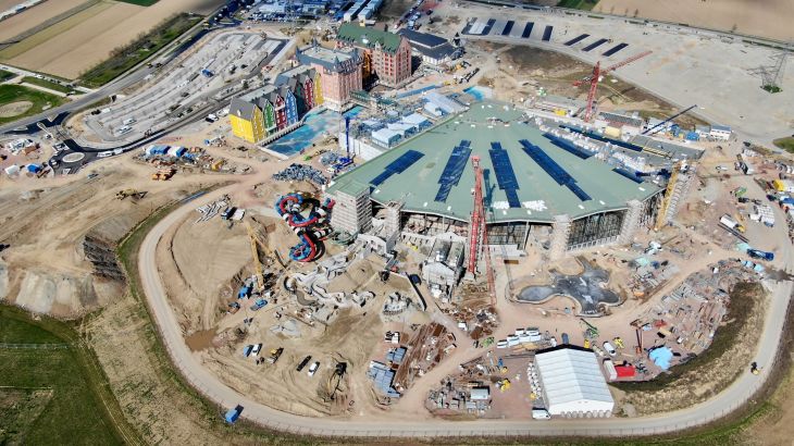 Die Baustelle von Rulantica und dem Hotel "Krønasår" von oben verschafft einen Überblick über die Größe der Fläche.