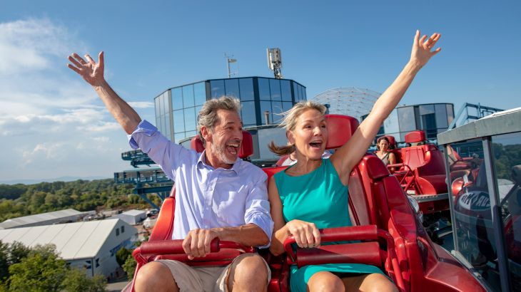 Ein Paar genießt die rasante Fahrt auf der Euro-Mir.
