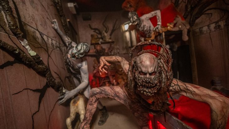 Studio -13 des Traumatica – Festival of Fear 2024 zeigt aufwendig geschminkte Darsteller in ihren Rollen.