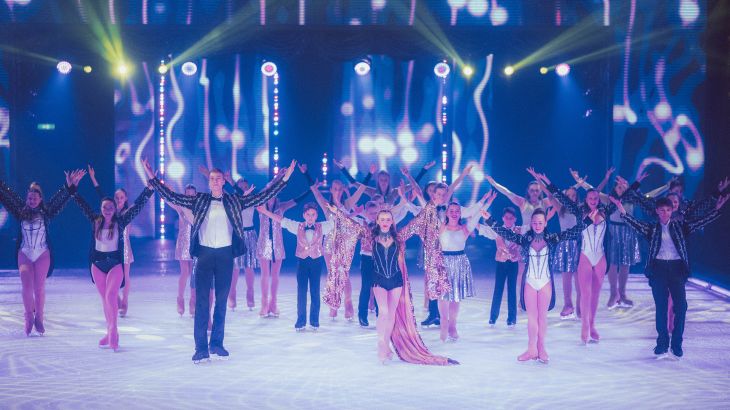 Nachwuchseisläufer der TALENT ACADEMY auf der großen Eisfläche im Europa-Park.