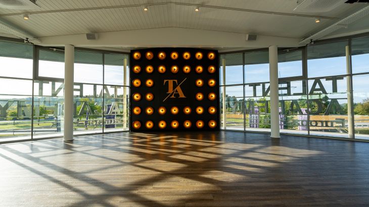 Das große Studio der TALENT ACADEMY verfügt über ein großes Panoramafenster.