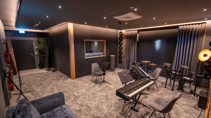 Das moderne Musikstudio der TALENT ACADEMY, ausgestattet mit verschiedenen Instrumenten.