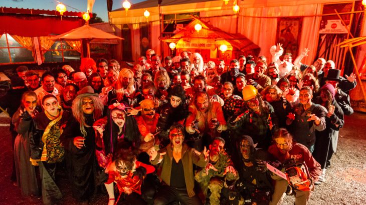Gruppenbild der damaligen Darsteller der Terenzi Horror Nights in ihren Rollen.