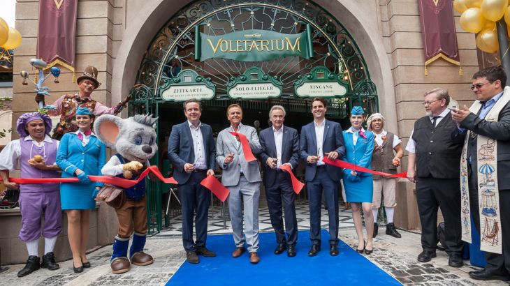 Die Herren Mack durchschneiden bei einer feierlichen Zeremonie das rote Band für die neue Attraktion "Voletarium".