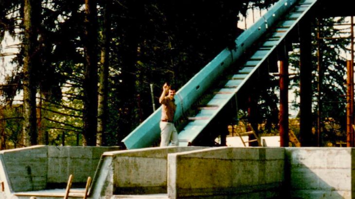 Roland Mack steht auf dem Lift der Tiroler Wildwasserbahn
