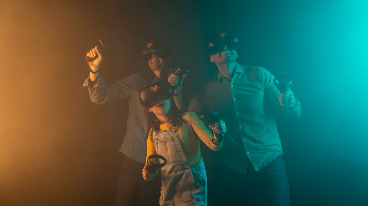 Eine Familie erlebt die YULLBE VR-Experience.