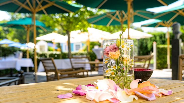Schöne Tischdekoration mit Blumen