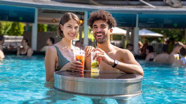 Pärchen im Frigg Tempel mit Cocktails