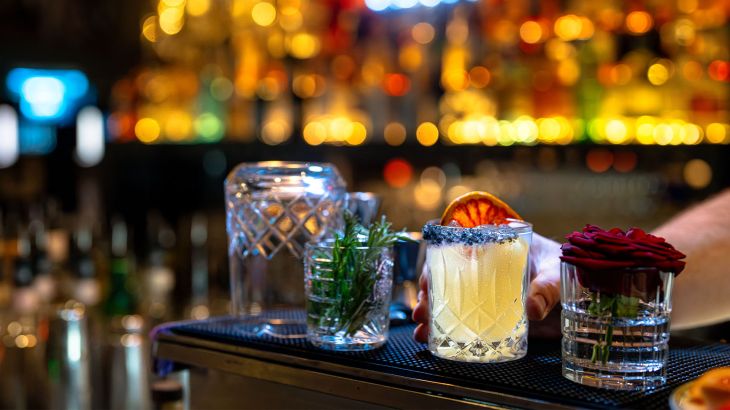 Hübsch angerichtete Cocktails auf dem Tresen der Bar Spirit of St. Louis