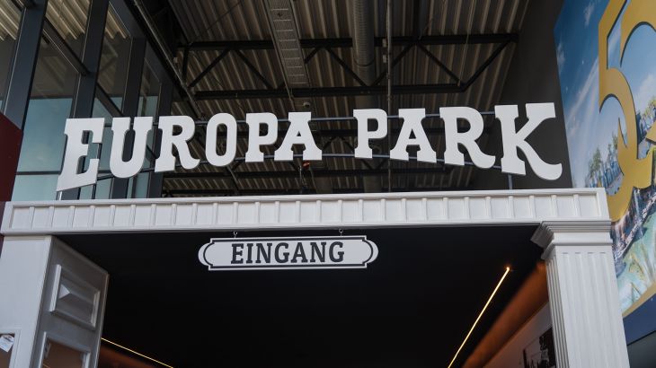 Eingang der 50 Jahre Ausstellung & Monaco Preview Center
