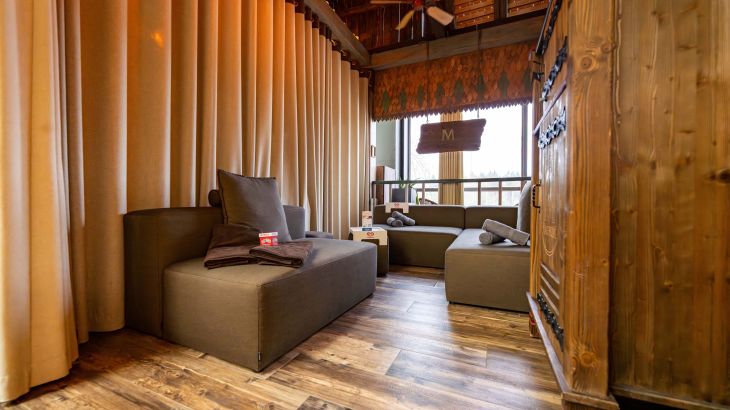 Blick auf gemütliche Sitzlounge in einer der Hydda Odin