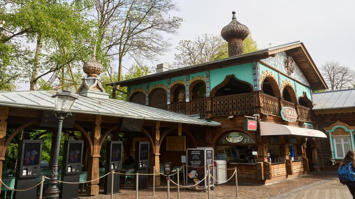 Blick von der Euro-Mir auf CMAK - Russian Food & Burger
