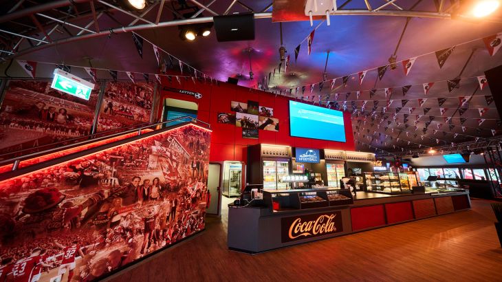 Thekenbereich der Coca-Cola Sportsbar in der Arena of Football
