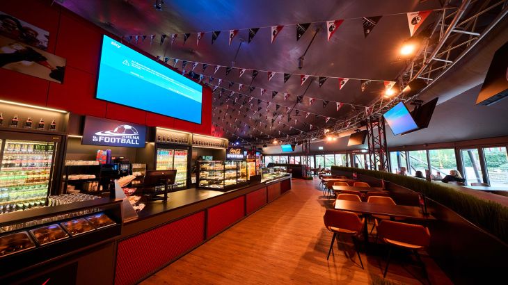 Blick in den Raum der Coca-Cola Sportsbar in der Arena of Football