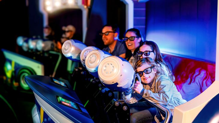 Familie sitzt im Wagen von GRAND PRIX EDventure