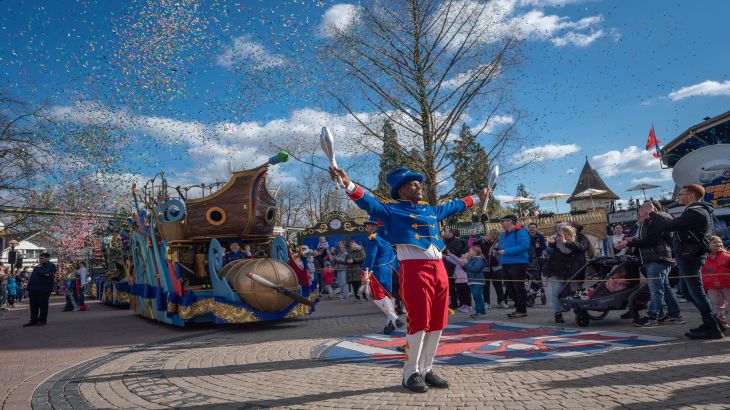 Paradewagen mit Konfetti in der Luft