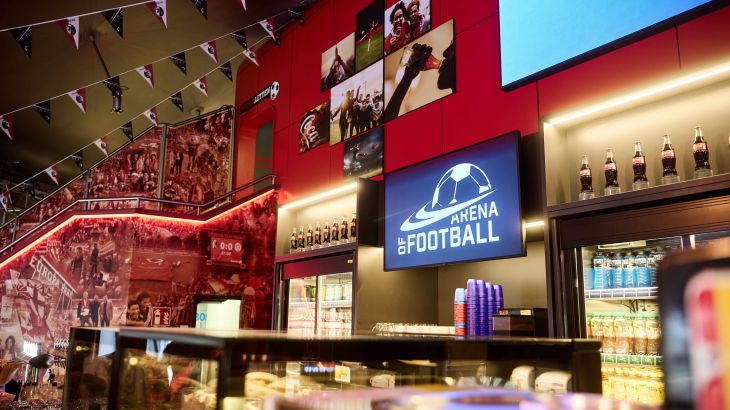 Die Arena of Football mit Bildern verschiedener Sportereignisse an den Wänden.