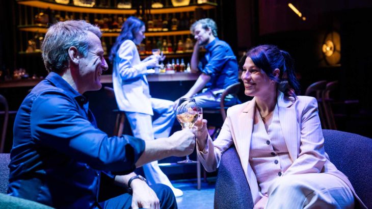 Un couple trinque avec des boissons dans le bar Eatrenalin.