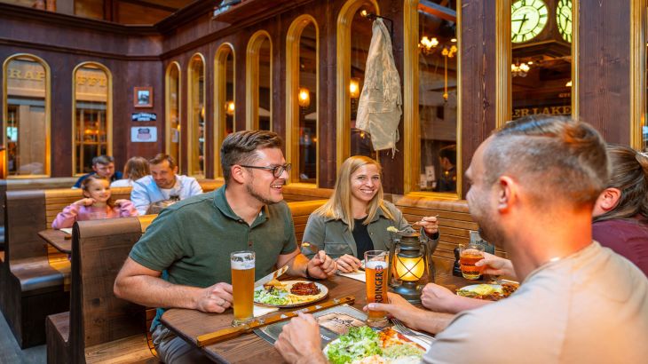Freunde genießen ihr Essen in der Diner Station