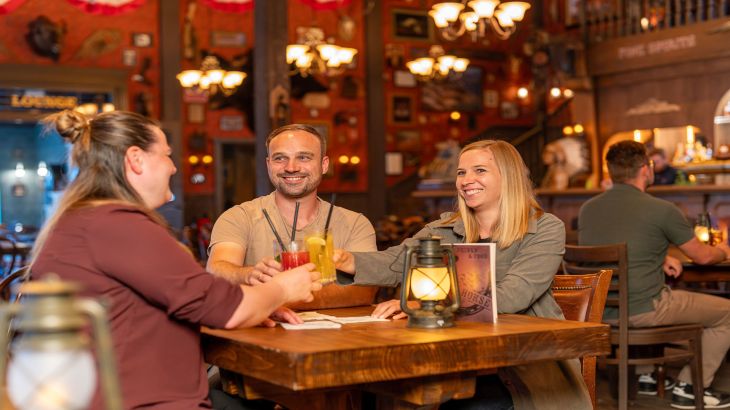 Freundesgruppe sitzt bei einem Getränk in der Wild Horse Bar zusammen