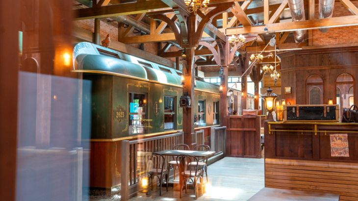 Restaurant Diner Station heeft de uitstraling van een oud westernstation, compleet met oude treinwagons en volop zitplaatsen.