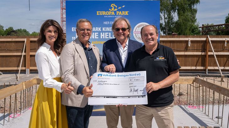 Kinderhaus-Botschafterin Miriam Mack, Europa-Park Inhaber Roland Mack, Präsident des VDV Wieland Schwarzkopf und der Gesamtleiter RTL Charity Wolfgang Kons bei der Übergabe der Spende. 