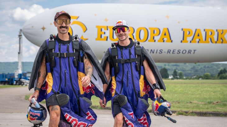 Beste Laune kurz vor dem Start: Die österreichischen Extremsportler Marco Fürst und Marco Waltenspiel in ihren Wingsuits