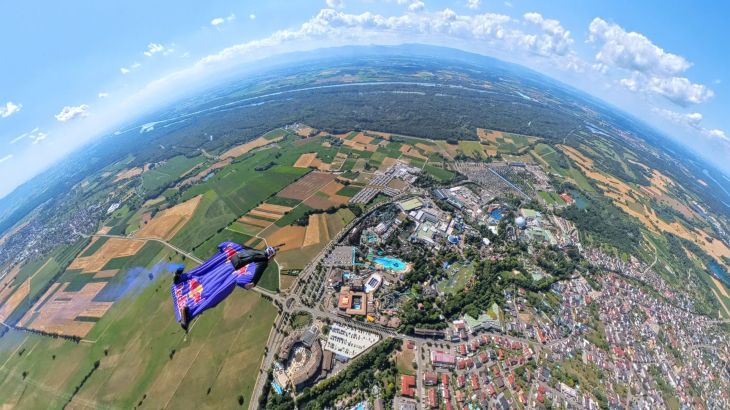 Zum 50. Geburtstag des Europa-Park wagten die österreichischen Extremsportler Marco Fürst und Marco Waltenspiel einen einzigartigen Wingsuit-Sprung aus dem neuen Europa-Park Zeppelin