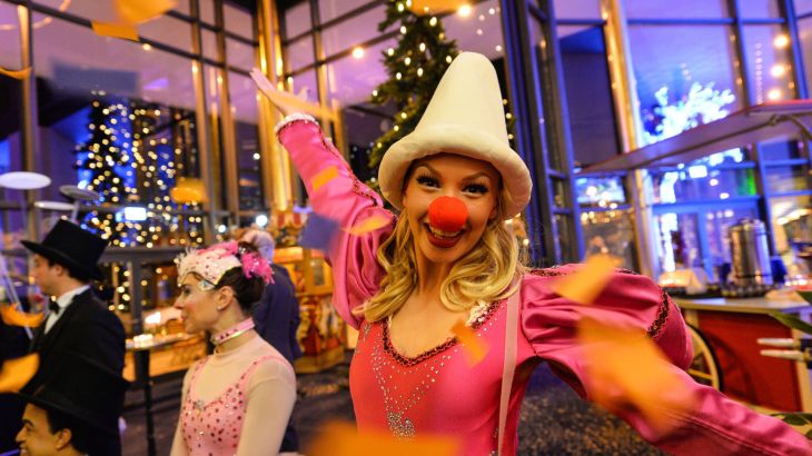Künstlerin des Europa-Park bei einem Business-Event. Im Hintergrund sieht man das weihnachtlich geschmückte Confertainment Center.