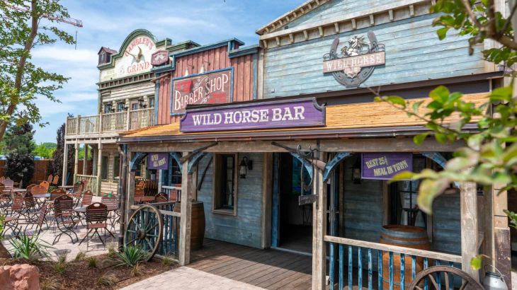 Der Eingang der Wild Horse Bar in der Silver Lake City.