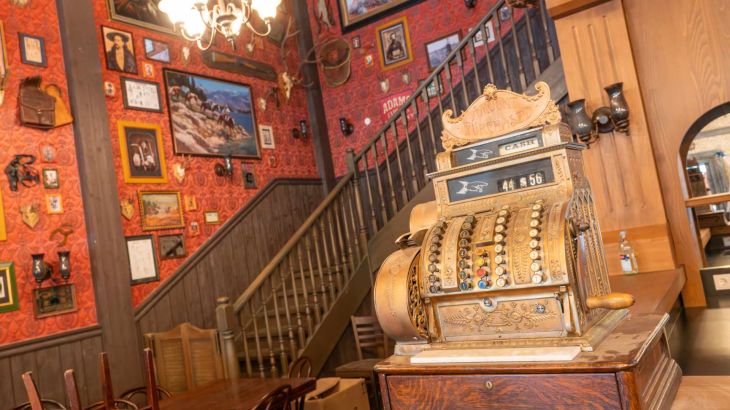 Detailverliebte Westerndeko im Inneren der Wild Horse Bar.