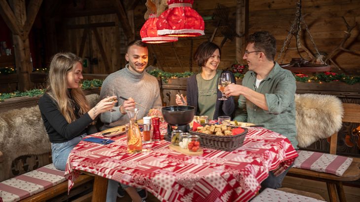 Personen am Tisch beim Fondue-Abend