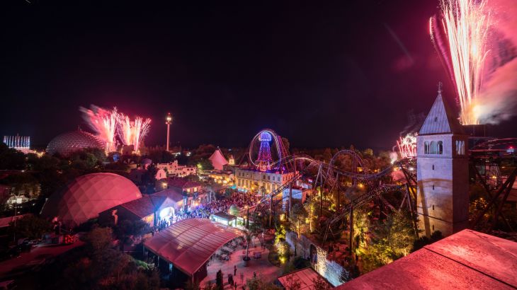 Blick auf den Kroatischen Themenbereich mit buntem Feuerwerk am dunklen Nachthimmel.