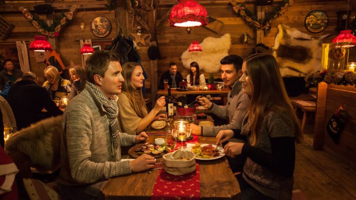 Personen am Tisch beim ERDINGER Hütt'n Abend 