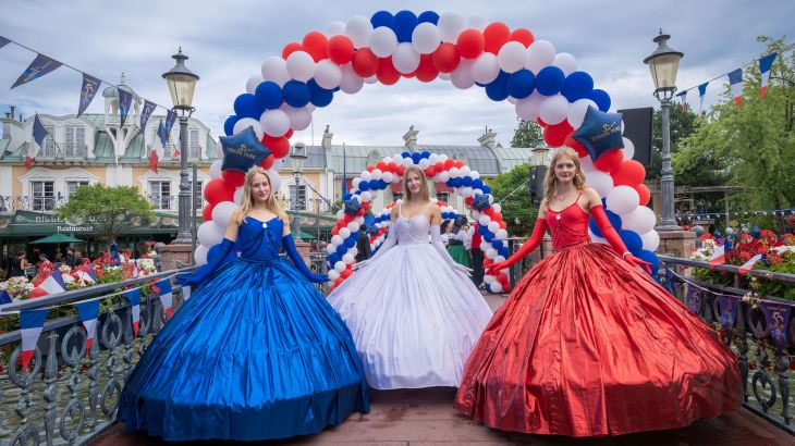 Tre donne con i colori della bandiera francese (blu, bianco e rosso) all'Europa-Park.